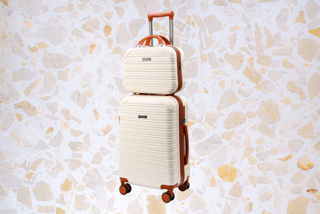 This flight attendant approved carry on set can fit up to 1